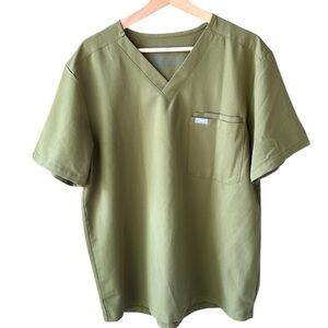 Figs Men’s L Leon Three-Pocket Scrub Top™ in Army Green